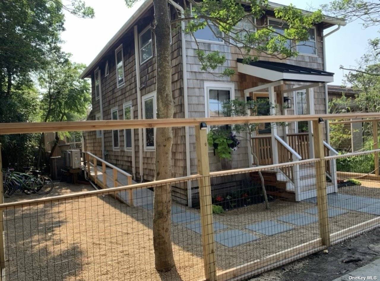 Beach Cottage Bungalow Newly Renovated, Beautiful Open Concept Kitchen, Living Area, 7 Houses From The Beach.