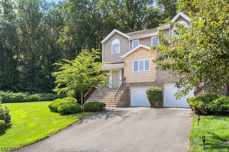 Sunny SYCAMORE W EXRM End Unit Townhome in Desirable Skyview Heights Community !