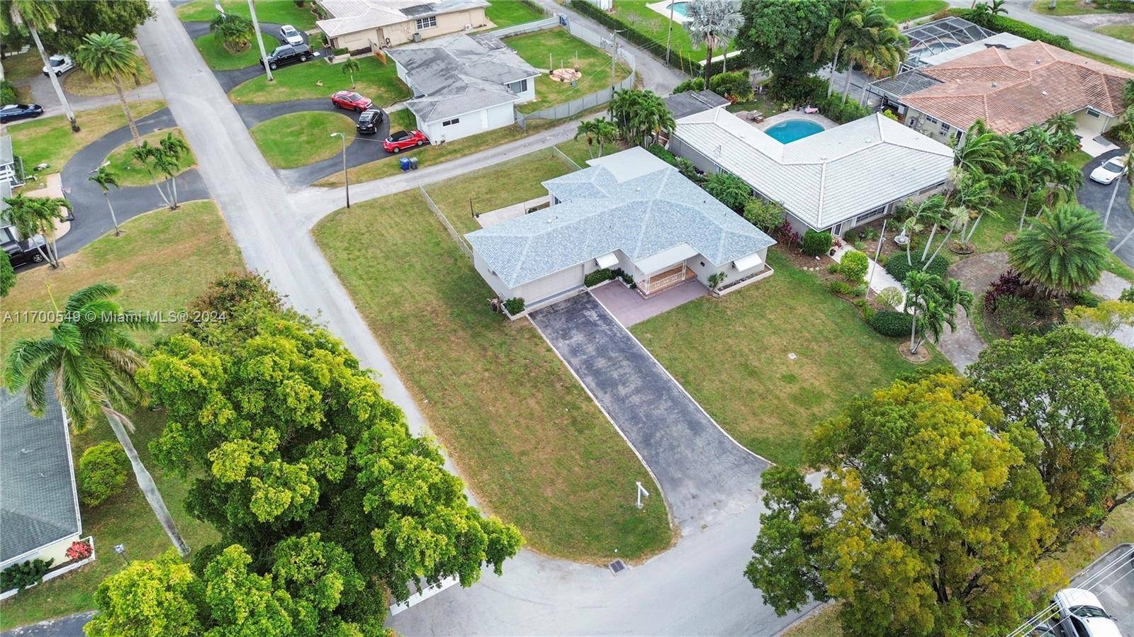 HUGE CORNER LOT ! ! Spacious 2 BDRM 2 BATH and ENCLOSED FLORIDA ROOM perfect as a potential 3 BDRM, large FAMILY ROOM, FRONT PORCH, REAR PORCH amp ; PATIO, ...