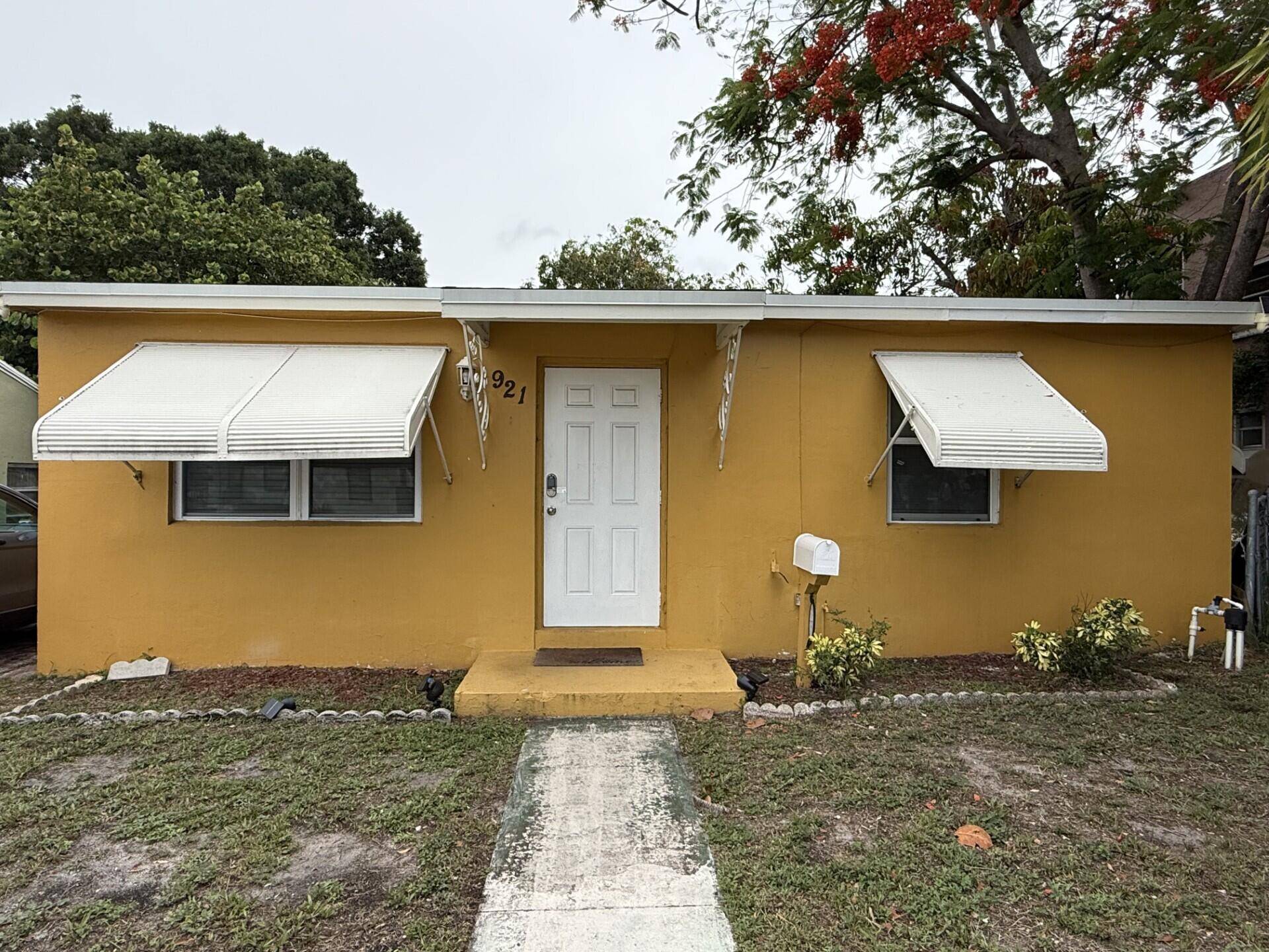Well constructed CBS 2 bed 1 bath home with fully fenced yard located in historic Northwood Hills, minutes from downtown West Palm Beach.