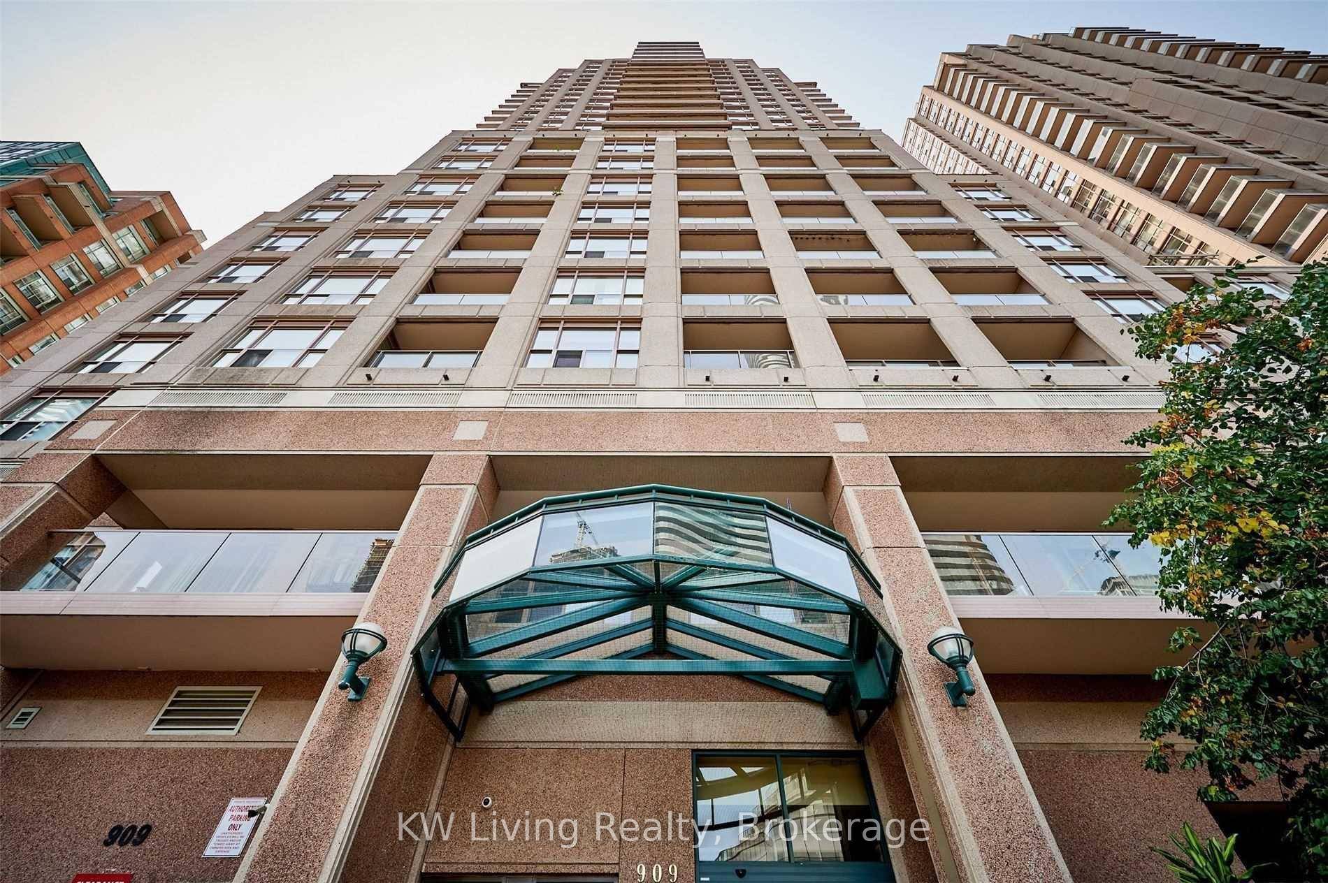Welcome to Suite 606 at 909 Bay Street a spacious and bright 1 bedroom condo for lease in the heart of downtown Toronto !