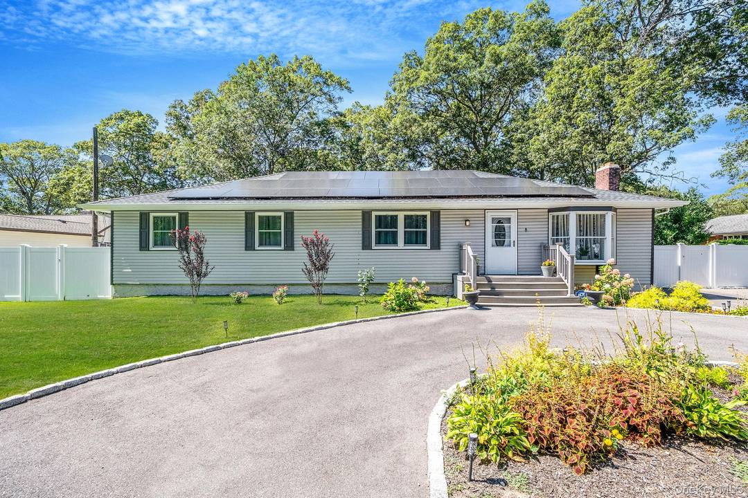 Beautifully renovated 4 Bed 2 Bath home in Holbrook !