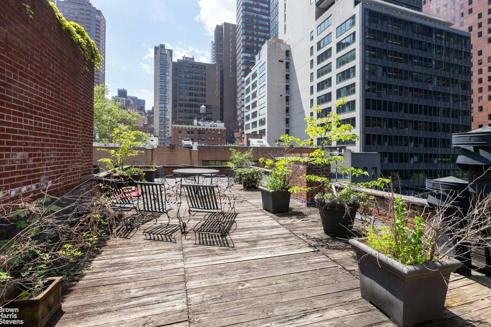 Come discover this early modernist five and a half story building on 49th St located between 2nd amp ; 3rd Avenues.