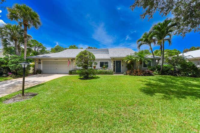 Located in Hobe Sound's best kept secret !