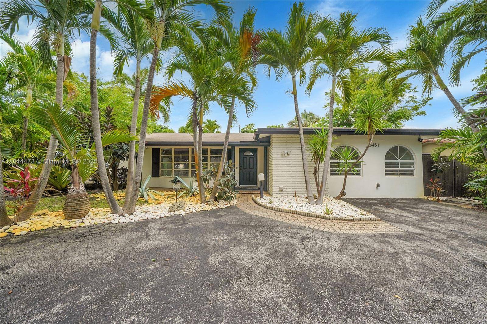 Prime location with NO HOA perfect for Airbnb or your dream home !