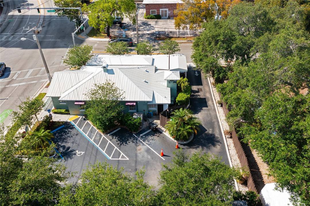 FABULOUS LOCATION. WALKING DISTANCE TO THE BROWARD CENTER OF THE PERFORMING ARTS AND THE WATER WAY AND CLOSE TO HIMMARSHEE VILLAGE.