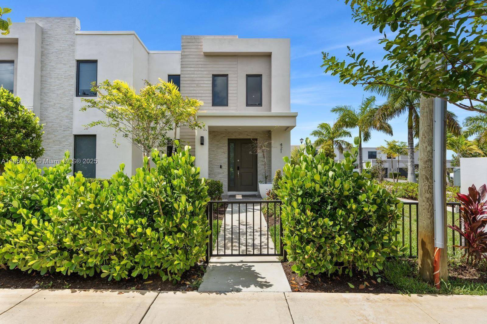 Stunning Fully Renovated Townhouse in Prime Location Experience modern luxury in this beautifully renovated 3 bedroom, 2.