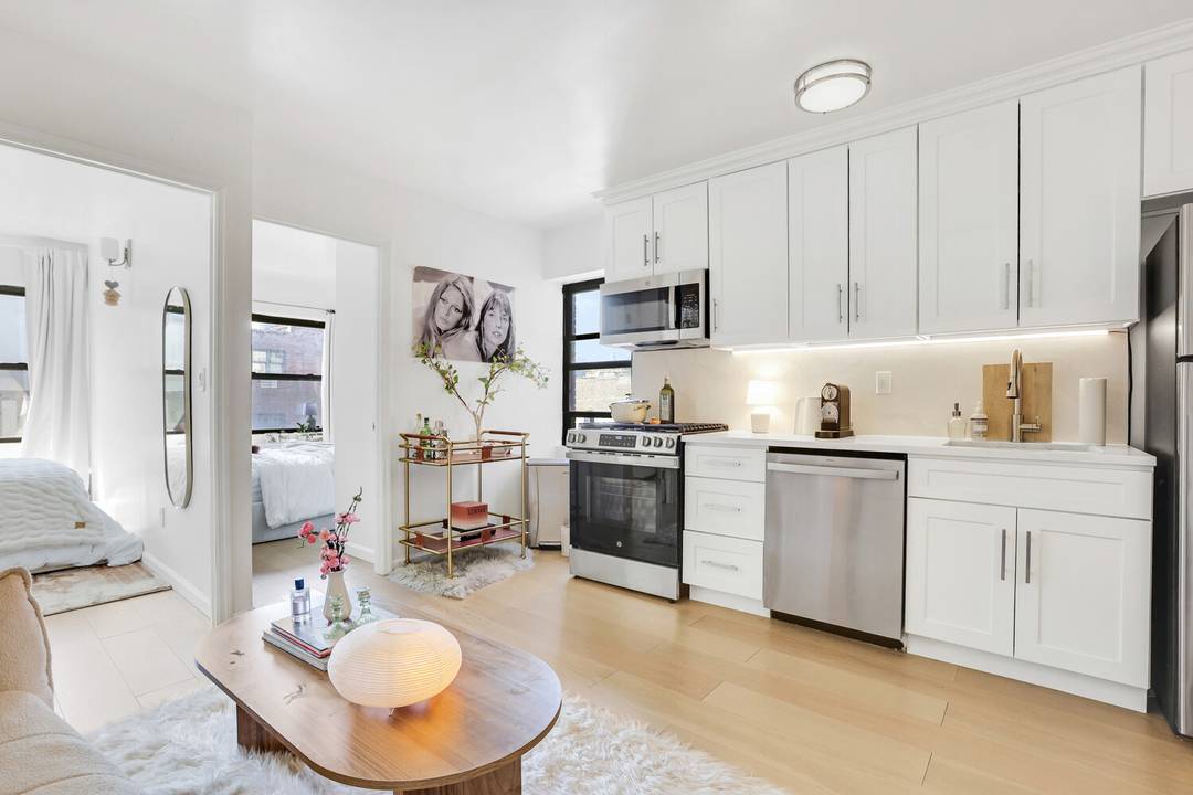 Welcome to Apartment 7E at 200 Bowery a turn key renovated residence perfectly positioned at the crossroads of NoLita, SoHo, and the Lower East Side.