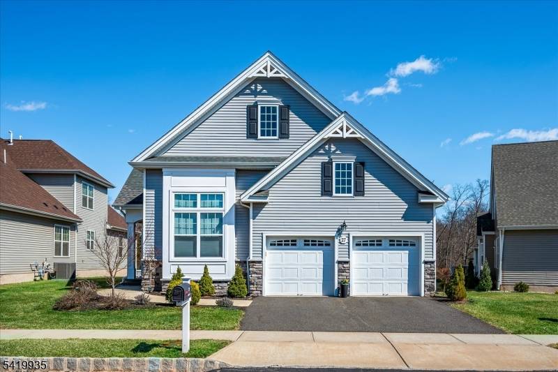 Welcome to this stunning Wellington model in the desirable Gateway at Royce Brook.