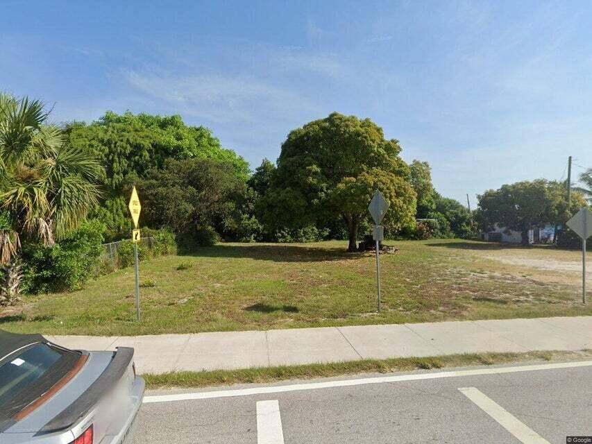 GREAT LOCATION. CLOSE TO BEACH, SHOPS, RESTAURANTS, IN A CRA ZONE.