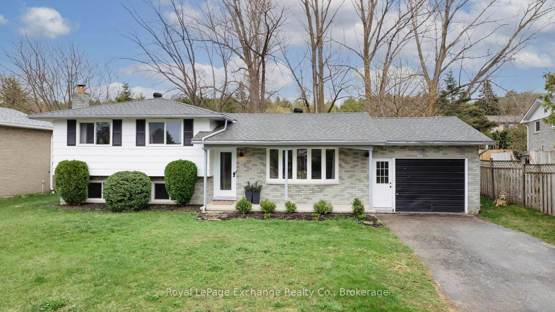 Great location in Huron Ridge !