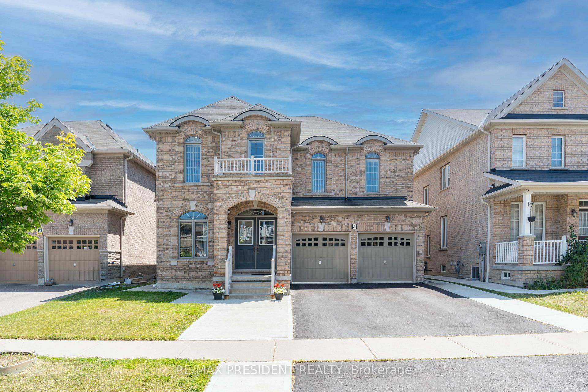 Introducing a stunning 5 Bedroom detached home featuring a LEGAL BASEMENT APARTMENT with 1 bedroom and 1 den, complete with a SEPARATE ENTRANCE and LAUNDRY FACILITIES.