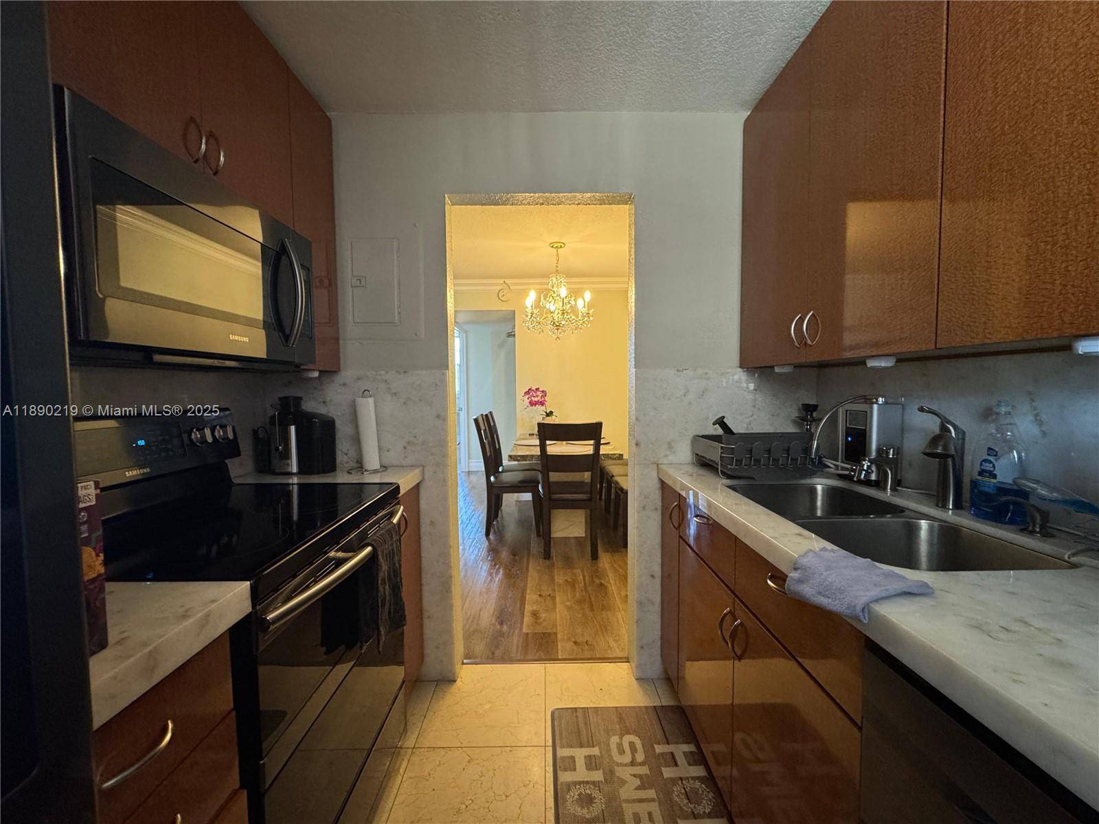 Tastefully Renovated and Captivating 1b 1b property in the heart of Hollywood Florida, it's truly enchanting.