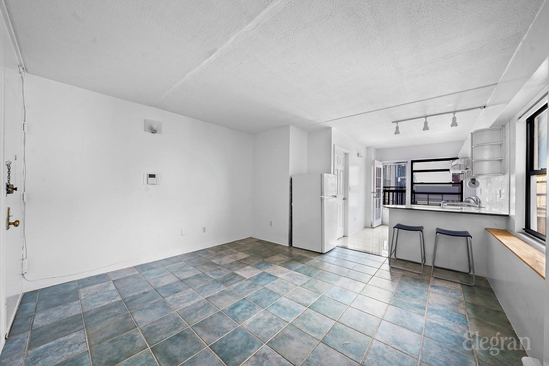 Don t Miss Out ! ! 1 bed 1 bath with PRIVATE BALCONY 2 blocks to Whole Foods The unit is very bright and peaceful with double exposure facing north ...