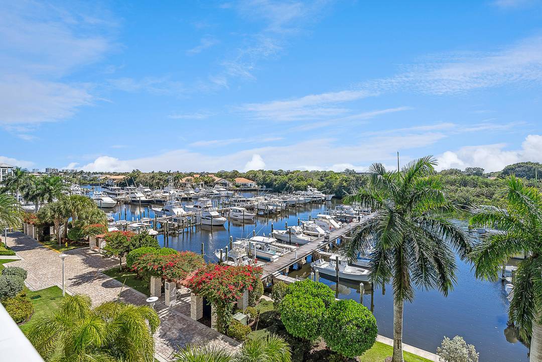 Move in for season ! Direct marina views.