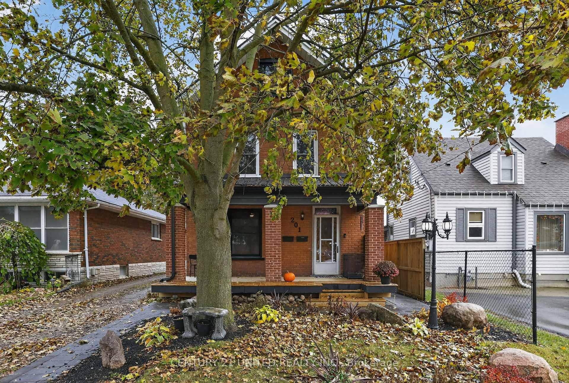 Impressive 2. 5 storey duplex in the heart of Peterborough in a safe, walkable community backing onto King Edward Park !