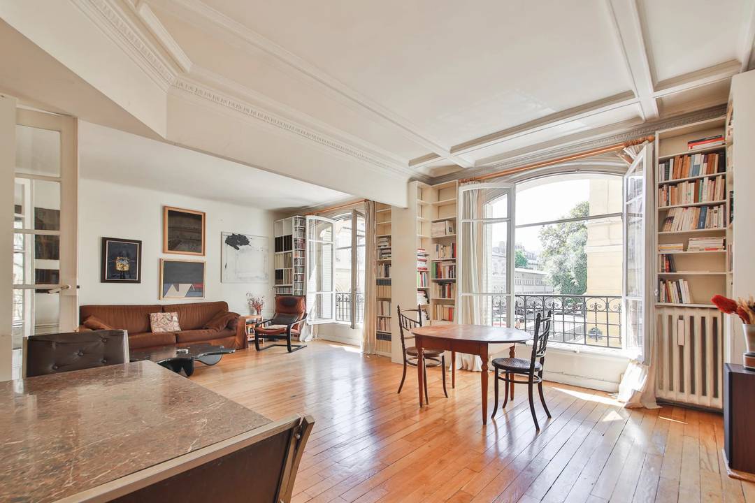 TOWN HALL OF the 14th - Charles Divry Street: Family apartment of 5 rooms