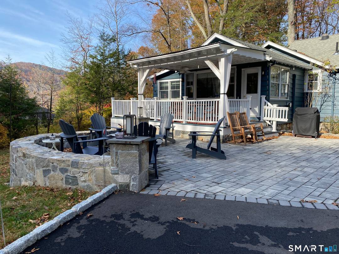 CLASSIC 1934 LAKE HOUSE. Fully renovated, 3 Bedroom, 2 Bath on private.