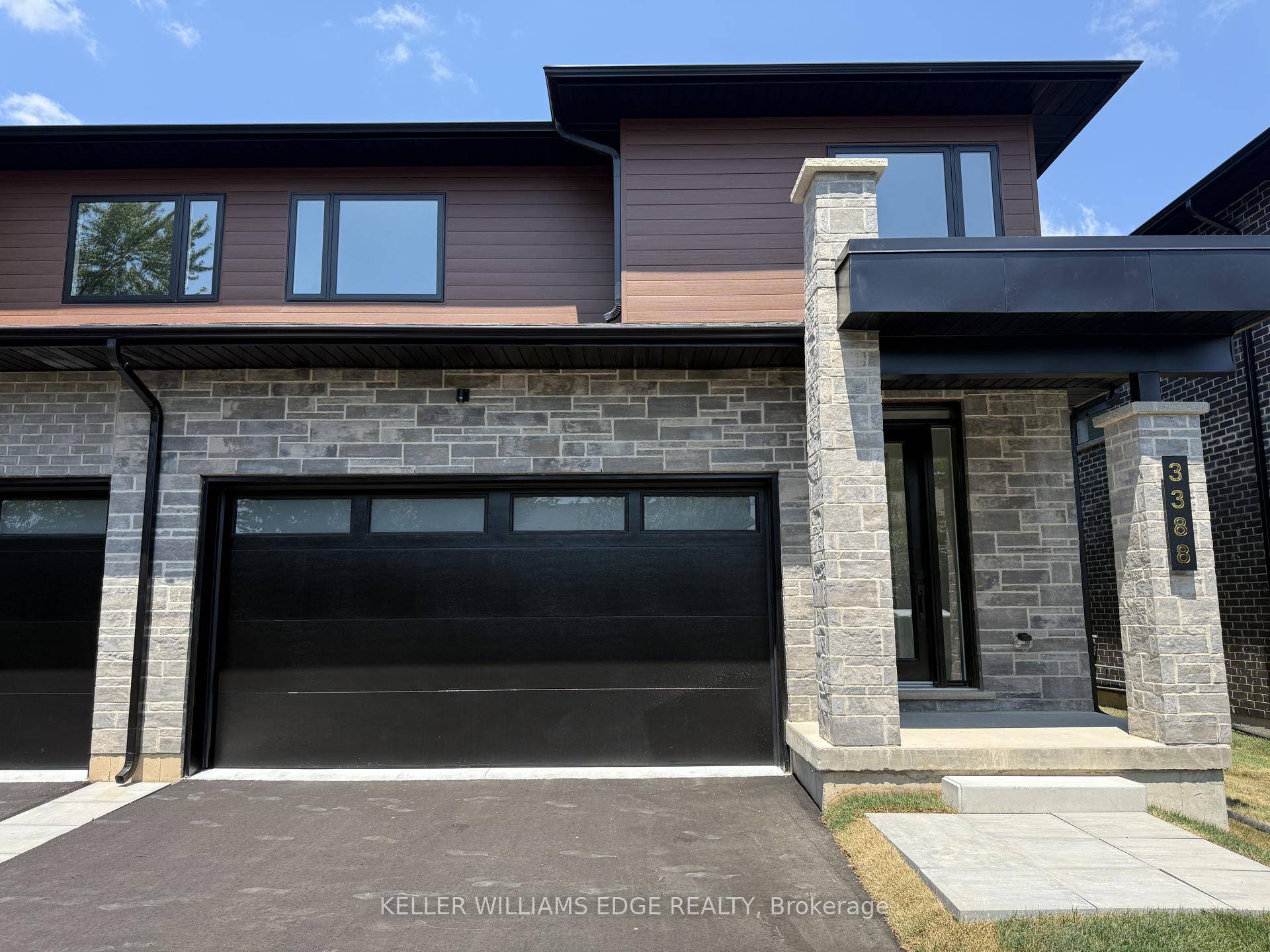 Brand new executive town home never lived in !