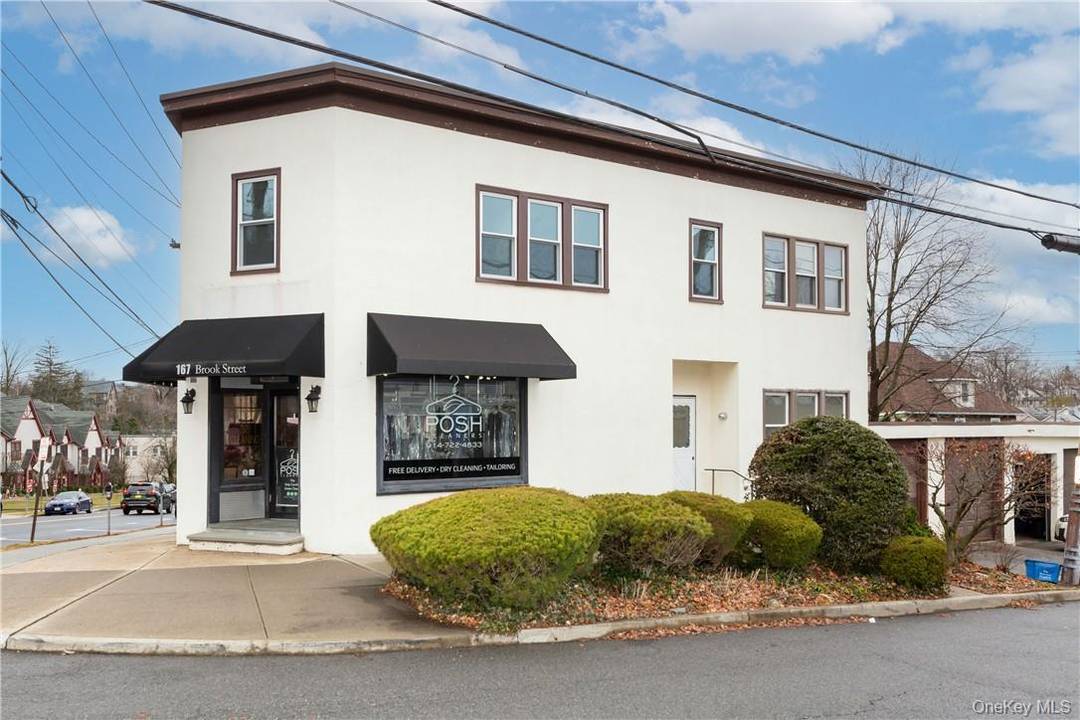 Ideally Located Newly Renovated Apartment Close to All Eastchester School District Lake Isle Pools Gold Tennis membership available to residents Just over a mile to Scarsdale Train Station Garage Driveway ...