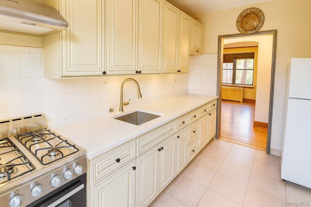 Discover this beautifully maintained and very spacious 2 bedroom apartment in the highly desirable Garden Bay Manor community in Astoria Heights.