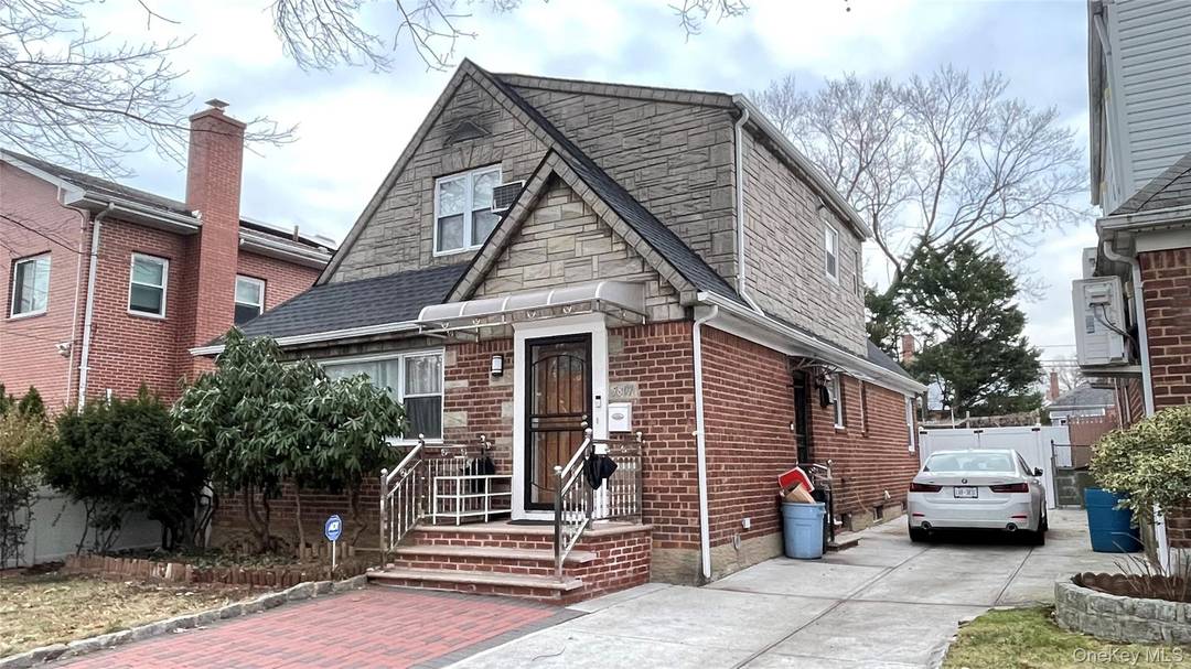 Bayside detached home with 5 bedrooms and 4 bathrooms in a great school district, close to Q27, Q30, and Q31 buses.