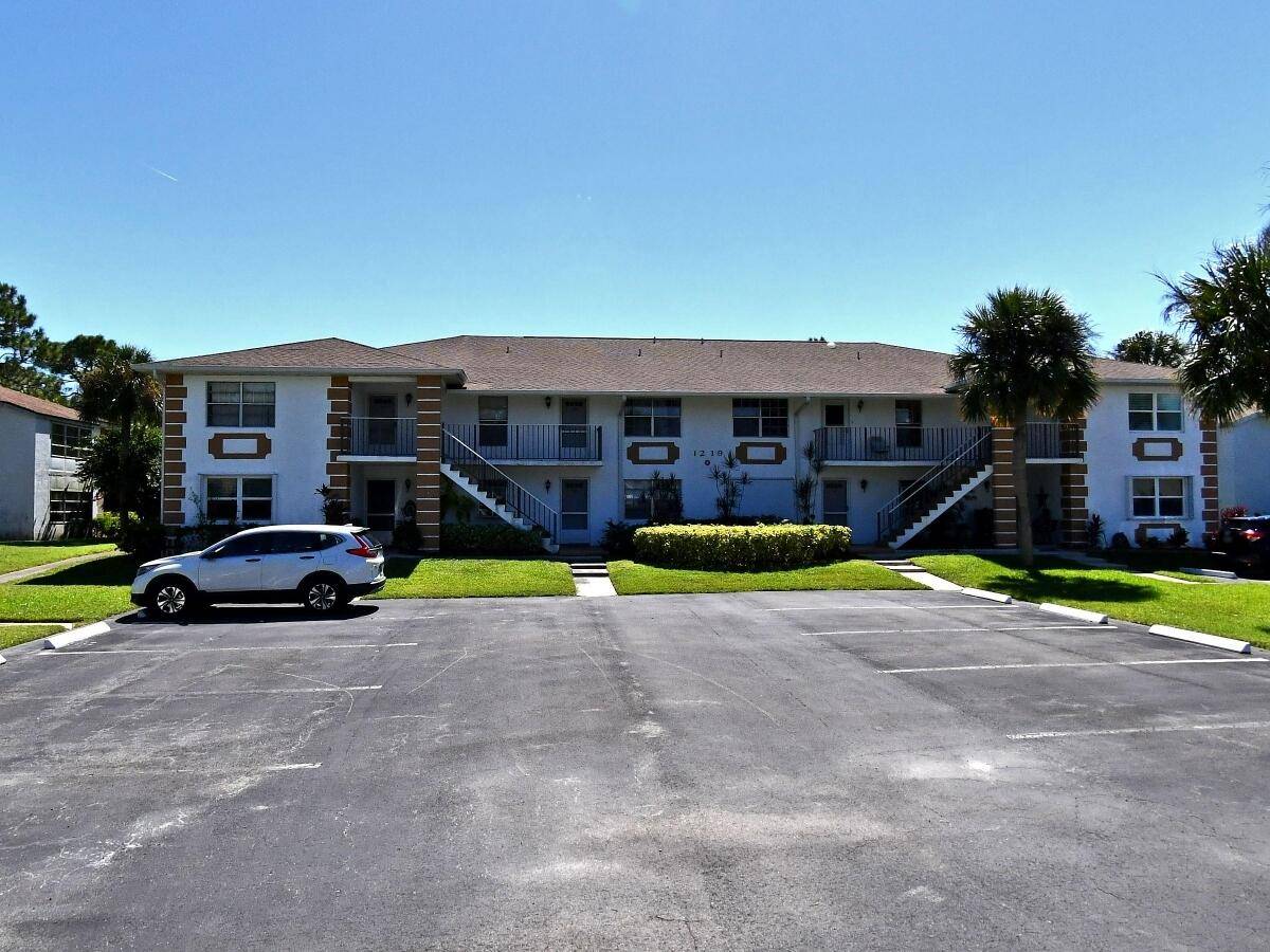 Move in ready 2 bedroom 2 full bath 1st floor unit in the wonderful 55 Community High Point of Fort Pierce !