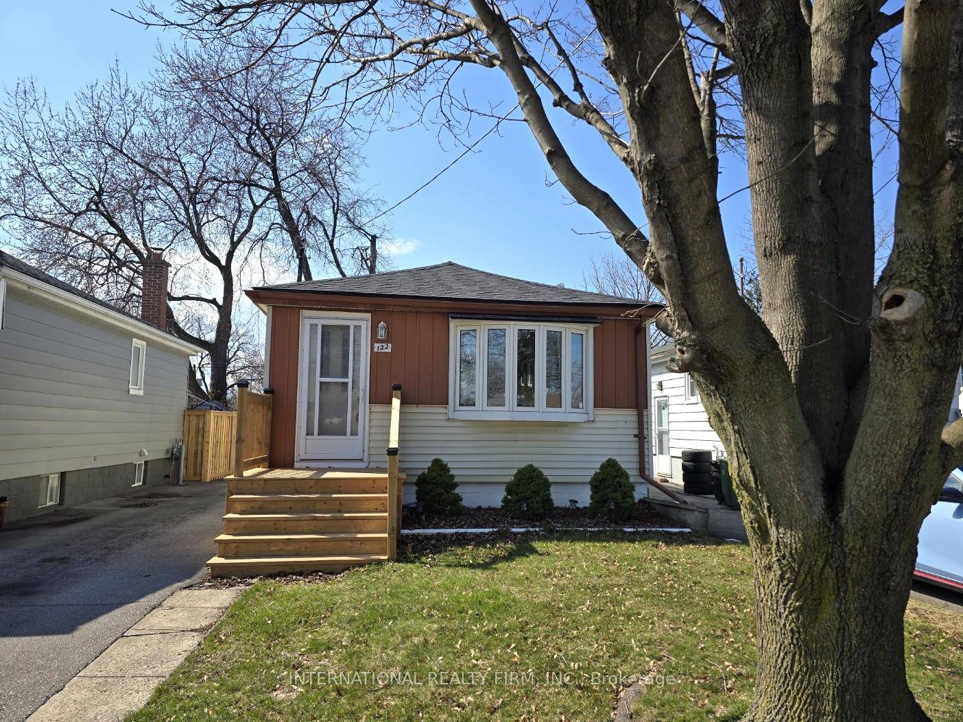 his charming one bedroom plus one in basement home is perfect for individuals, couples, first time buyers, or those downsizing.