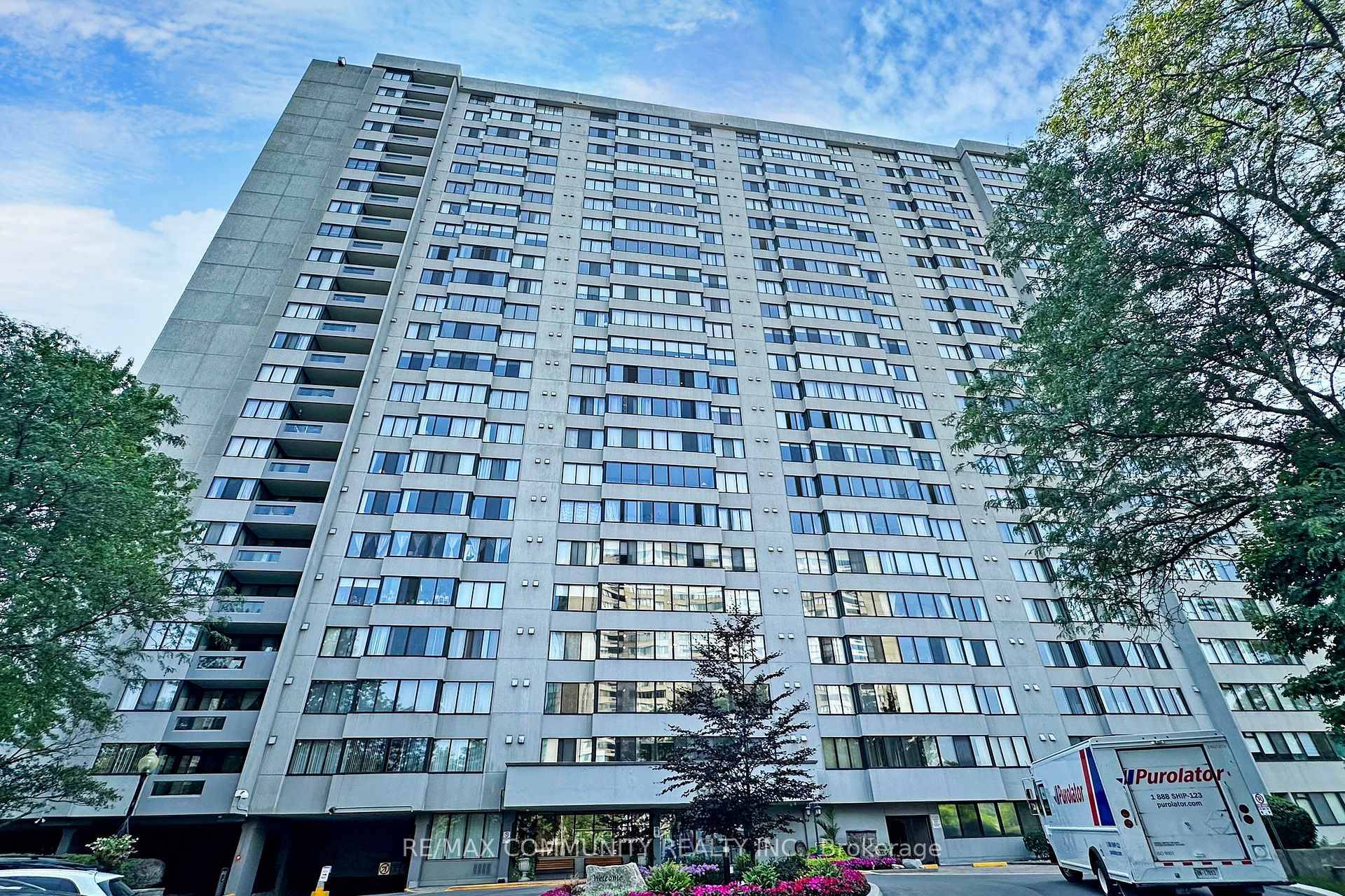 Large amp ; very spacious unit featuring 2 bedrooms and 3 bathrooms.