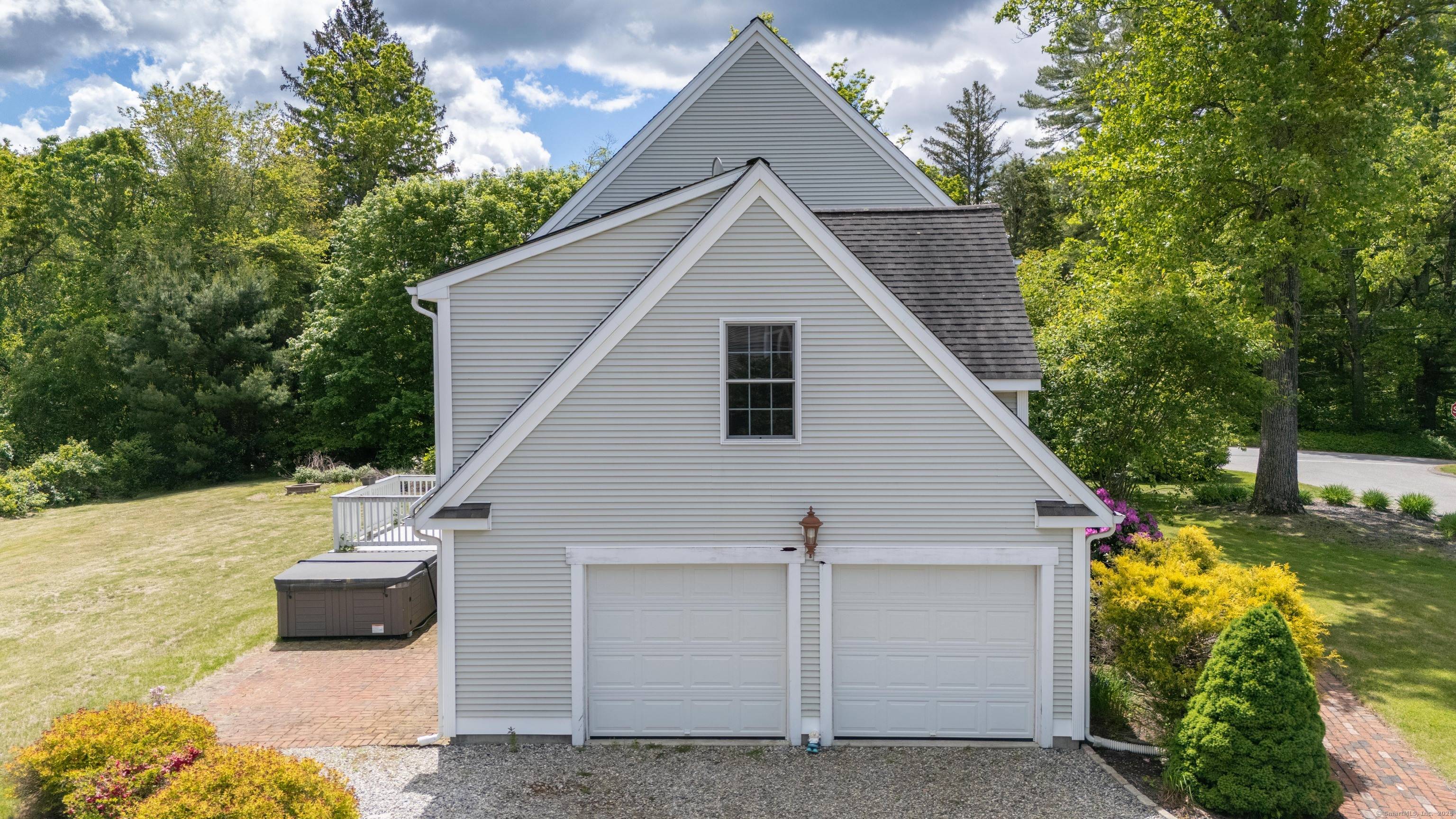 Located on an extremely quiet cul de sac, off of one of the prettiest roads in East Haddam, is this expansive Colonial.