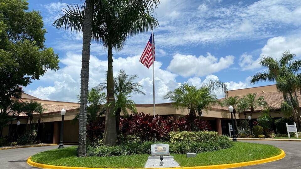 Great opportunity to own this cute condo in Sunrise Lakes.