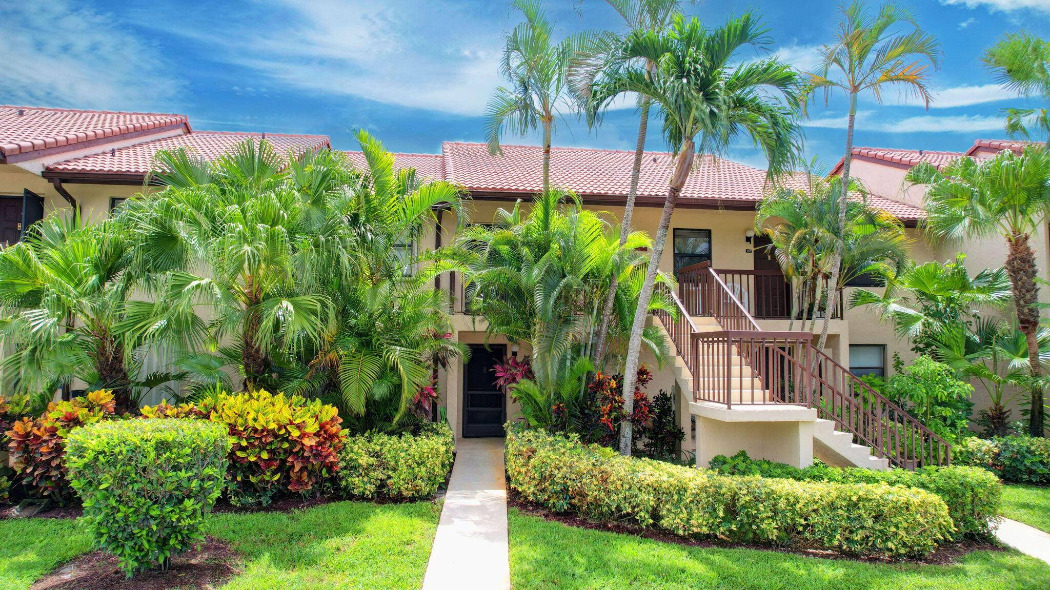 Come see this updated, move in condition 1st floor condo in the desirable eastern section of Golf Colony in Lucerne Lakes 55.