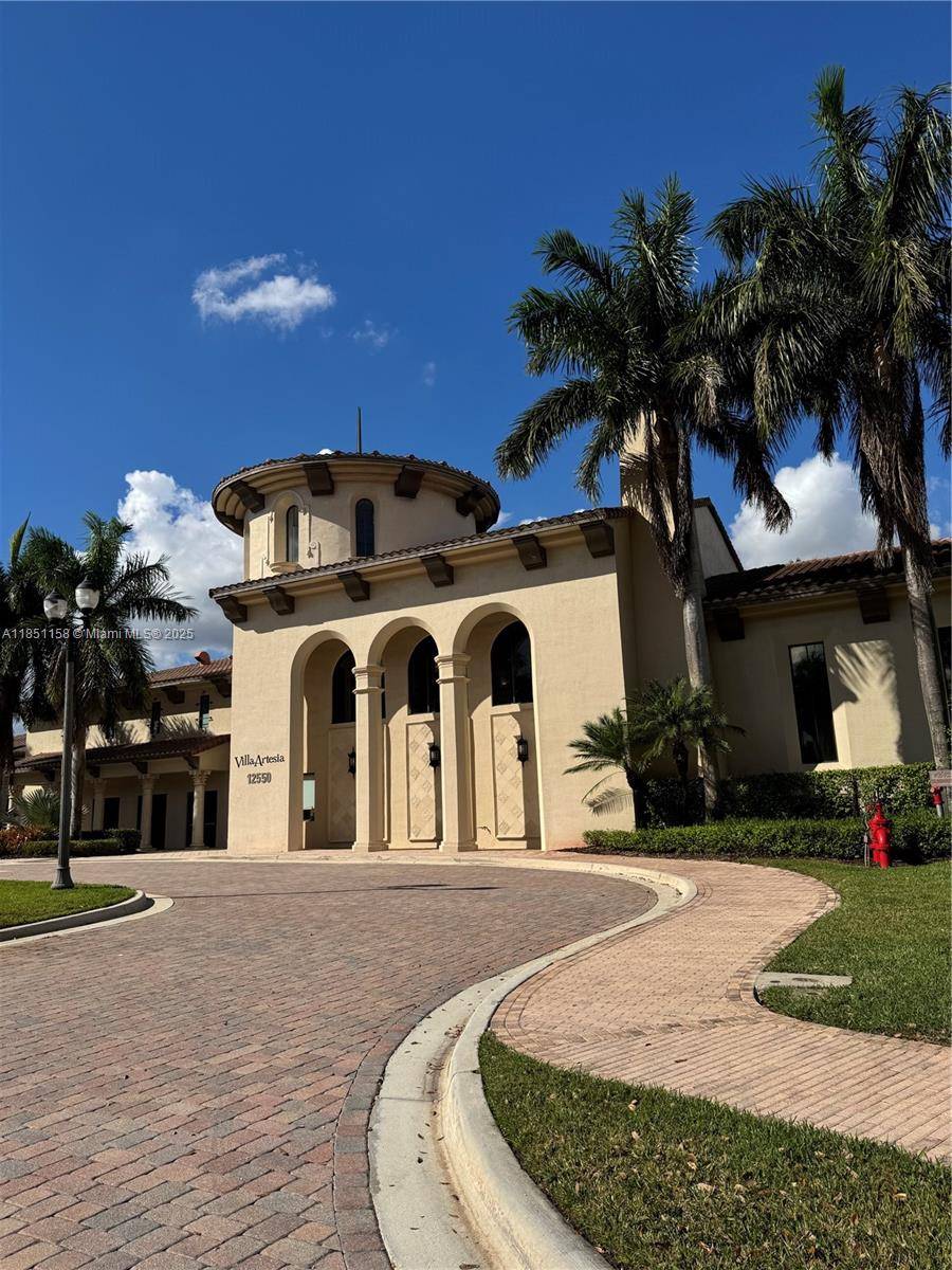 PENTHOUSE LEVEL UNIT, GORGEOUS RESORT STYLE VILLA FLORA IN ARTESIA CONDO, APARTMENT 2 BEDROOMS, 2 BATHROOMS, HIGH CEILING, KITCHEN WITH STAINLESS STEEL APPLIANCES, GRANITE COUNTERTOP, WOOD AND TILE ON THE ...