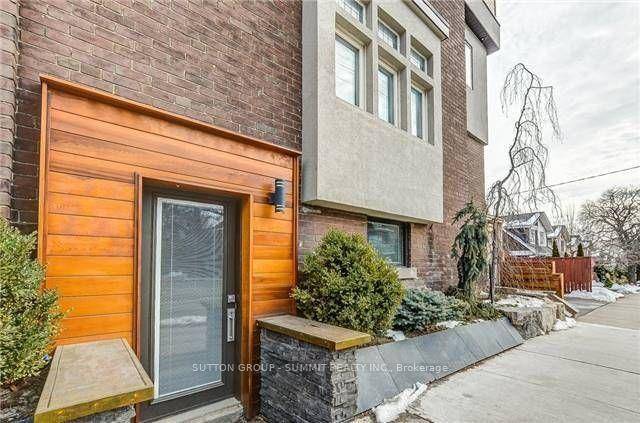 This charming lower level, spacious bachelor unit offers a spacious and functional layout in the sought after Beaches area.