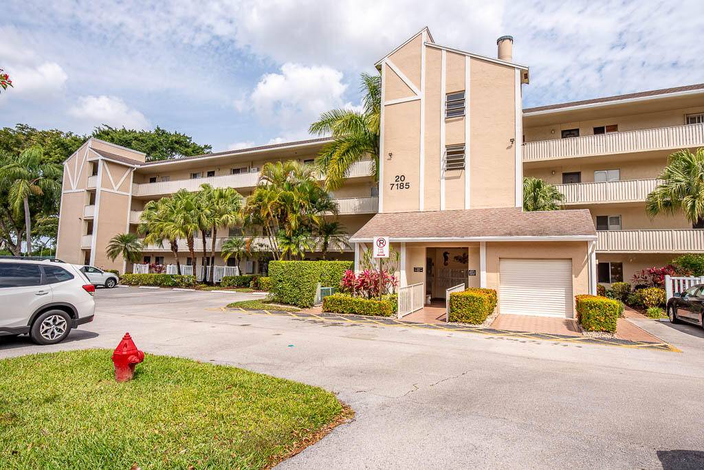 Great opportunity to move into this amazing 2nd floor condo in Huntington Lakes !