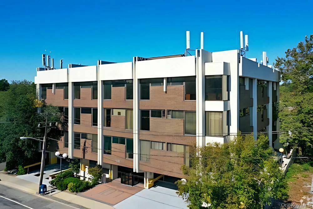 Introducing an exceptional opportunity for a prime commercial lease at 107 Northern Blvd, Great Neck, NY, 11021.