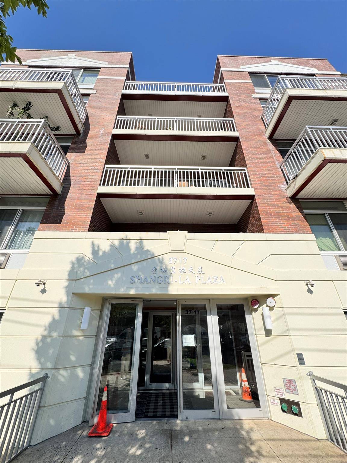 Corona prime location, young condo in excellent condition.