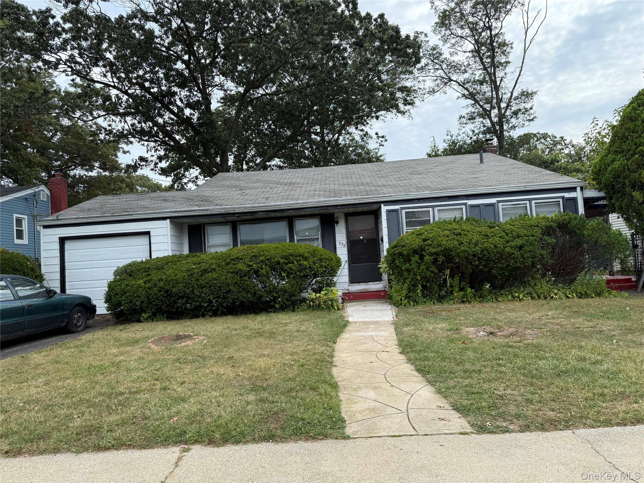 BEAUTIFUL 4 BEDROOM HOUSE WITH 2 FULL BATHROOMS AND HUGE YARD ON DEAD END BLOCK !