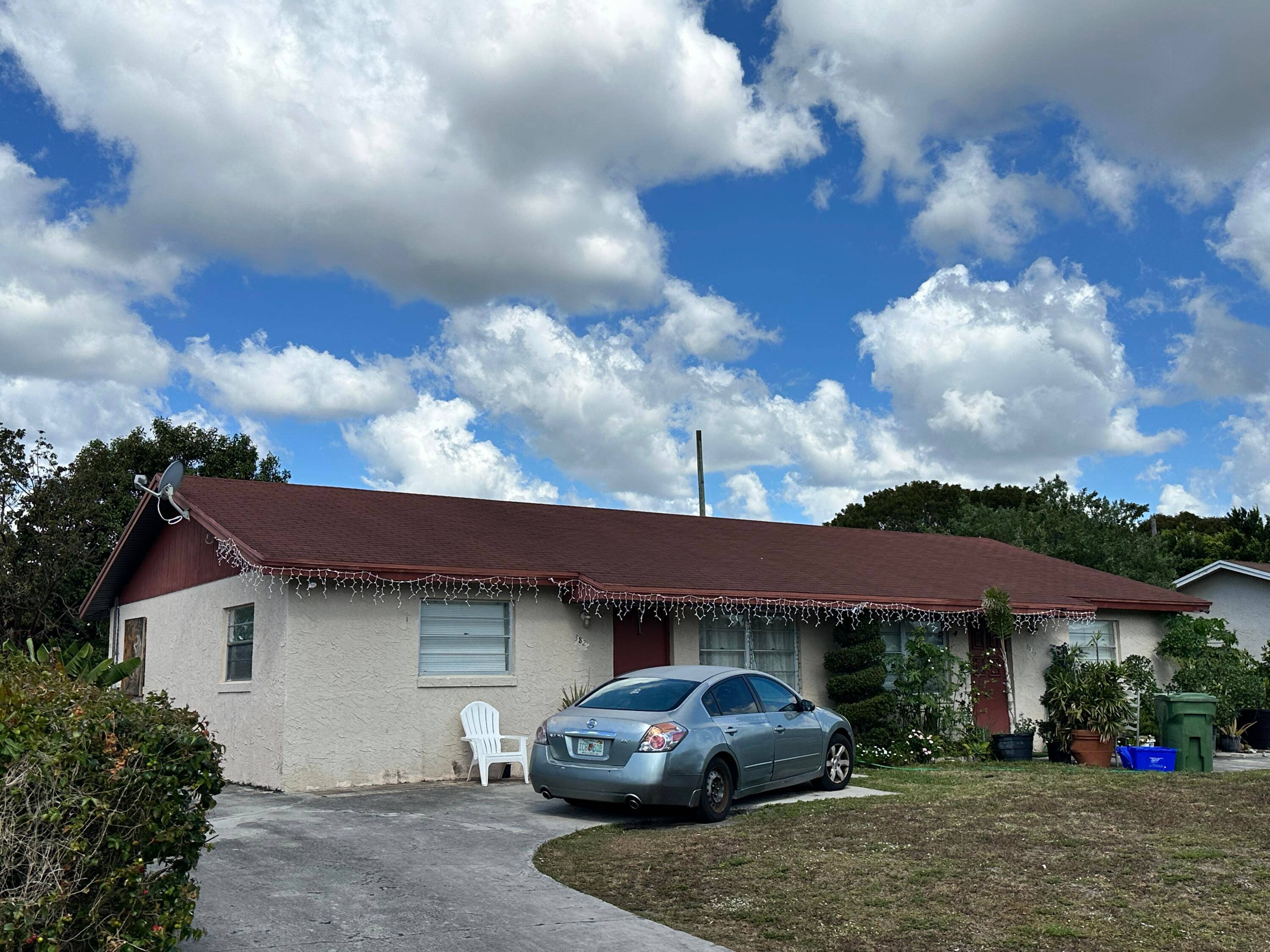 This income generating CBS duplex is a prime investment opportunity.