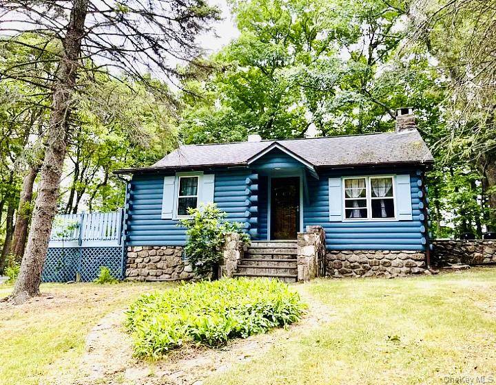 Welcome to Valhalla Highlands, a peaceful retreat located just one hour from NYC and ten minutes from the charming village of Cold Spring.