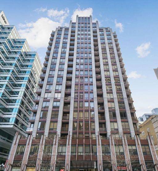 This meticulously maintained unit is in pristine move in condition.