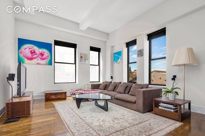 260 Park Avenue South features the perfect blend of pre war charm and a modern, luxurious finish.