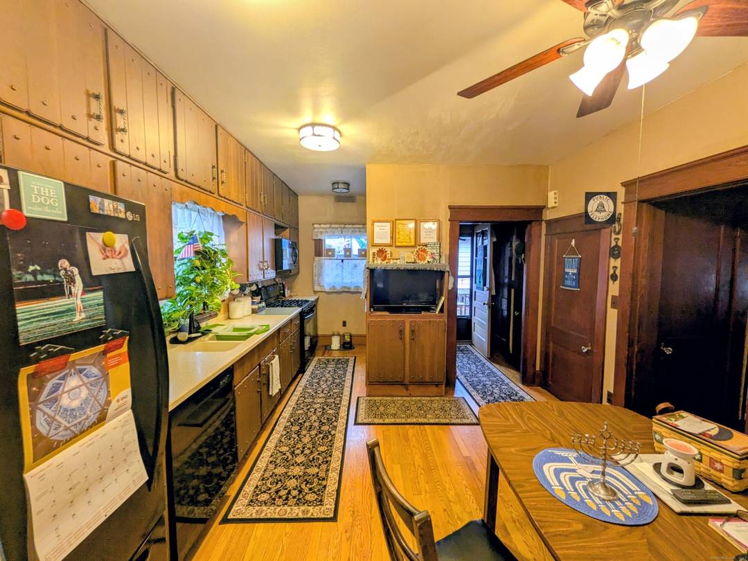 Beautifully Maintained Home in Seymour This stunning three bedroom, two bathroom home in Seymour, is ready for you to move in !