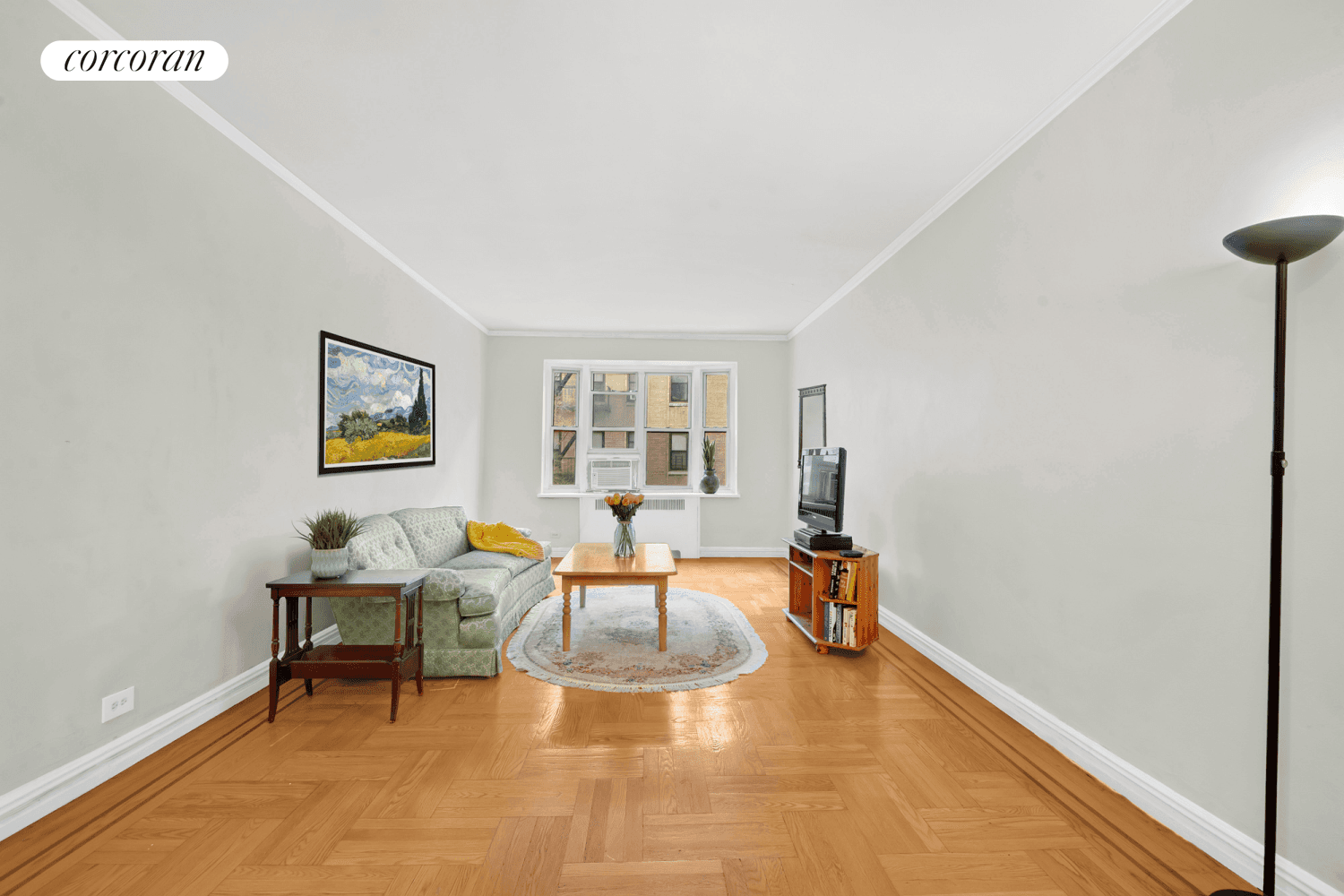 Two beds, 1. 5 baths wrapped in Art Deco Charm !