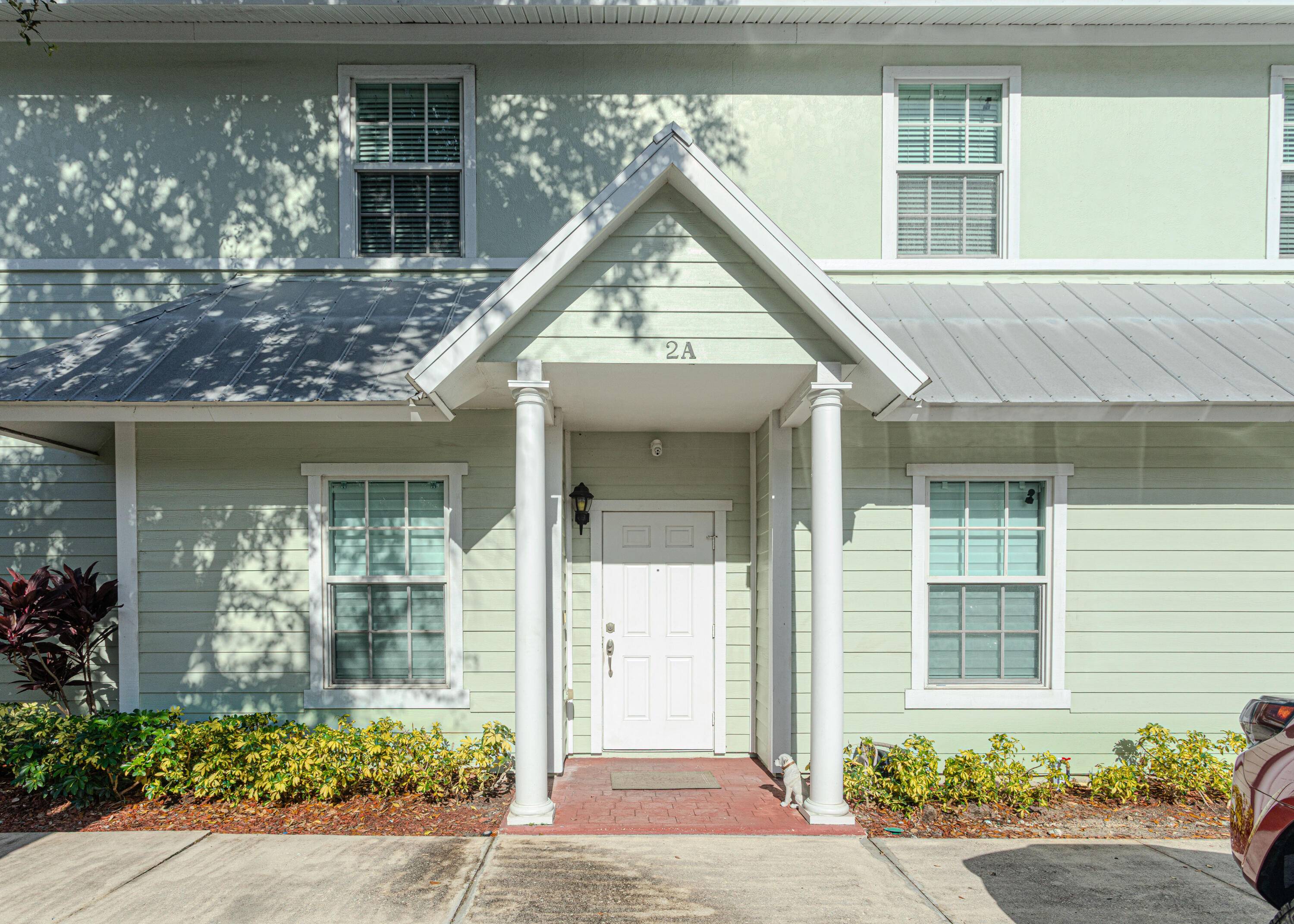 ACTUAL Charming 3 bedroom, 2 bath townhouse located in a small, quiet community where rentals are allowed.