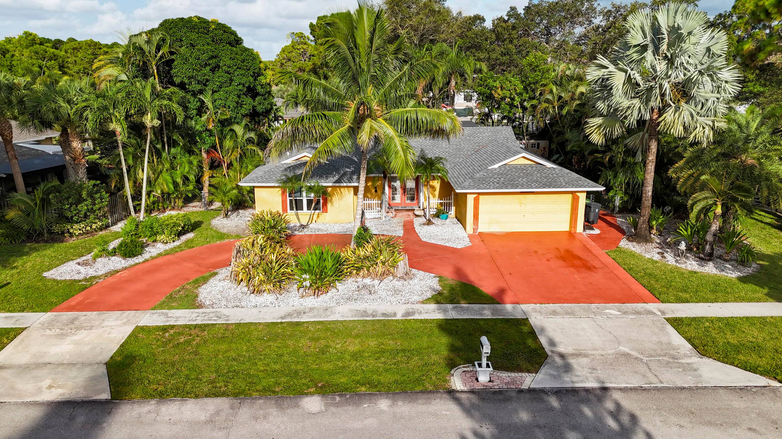 This Wellington Gem located in Pinewood Manor features 2, 024 sq.