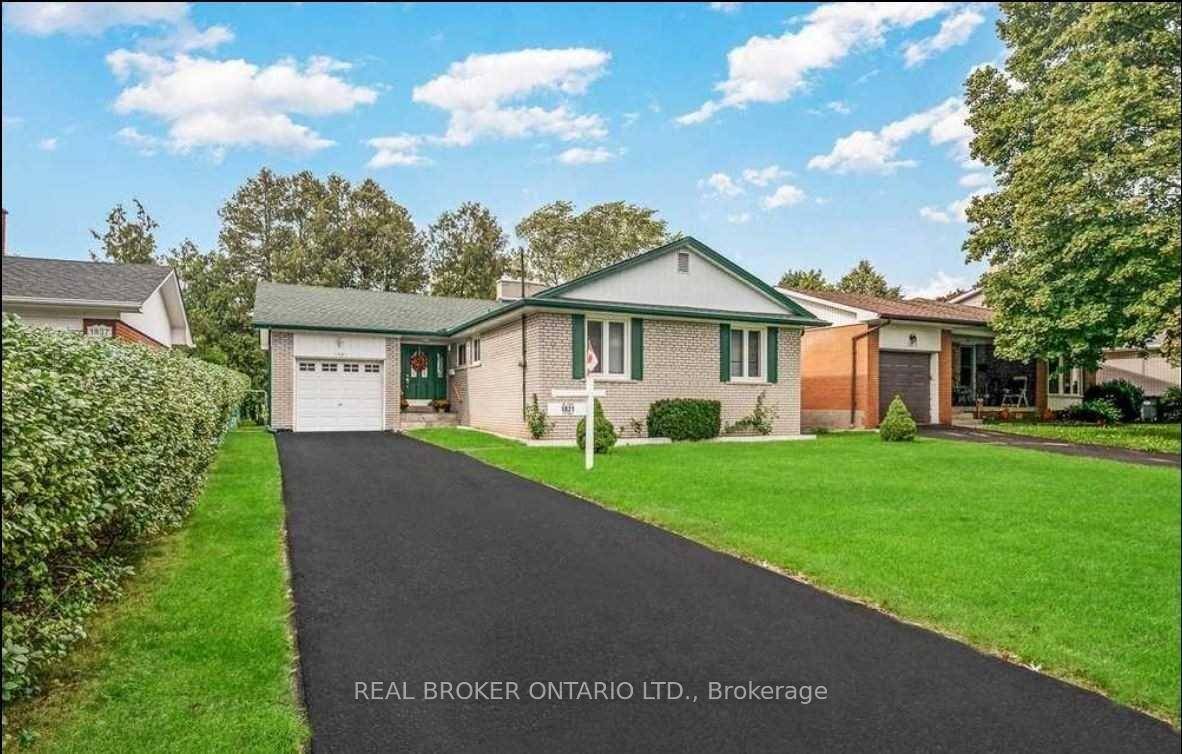 Newly Renovated Spacious Bungalow In Clarkson Area In Lorne Park School District.