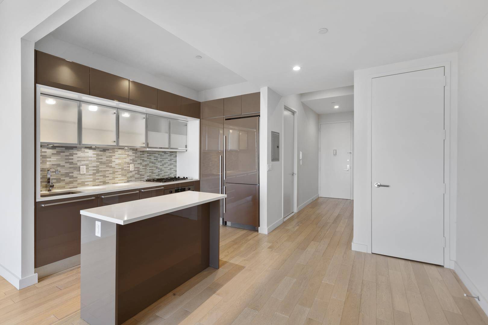 Platinum Properties is proud to present residence 32Q, a studio gem with Brooklyn skyline and East river views.