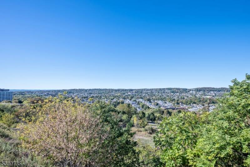 This second Floor Oxford has been very well maintained by the original owner, Nice location in complex