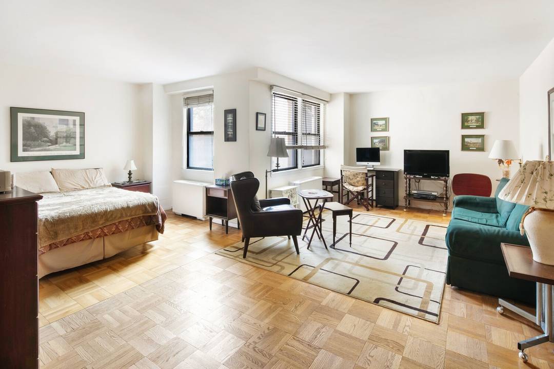 Welcome to your alcove studio, perfectly situated in a full service doorman building in the heart of vibrant Gramercy Park.